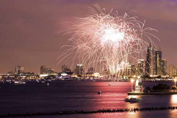 Party yacht cruises in Chicago