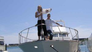 Two teenagers pose like Leonardo di Caprio and Claire Danes in the Movie Titanic